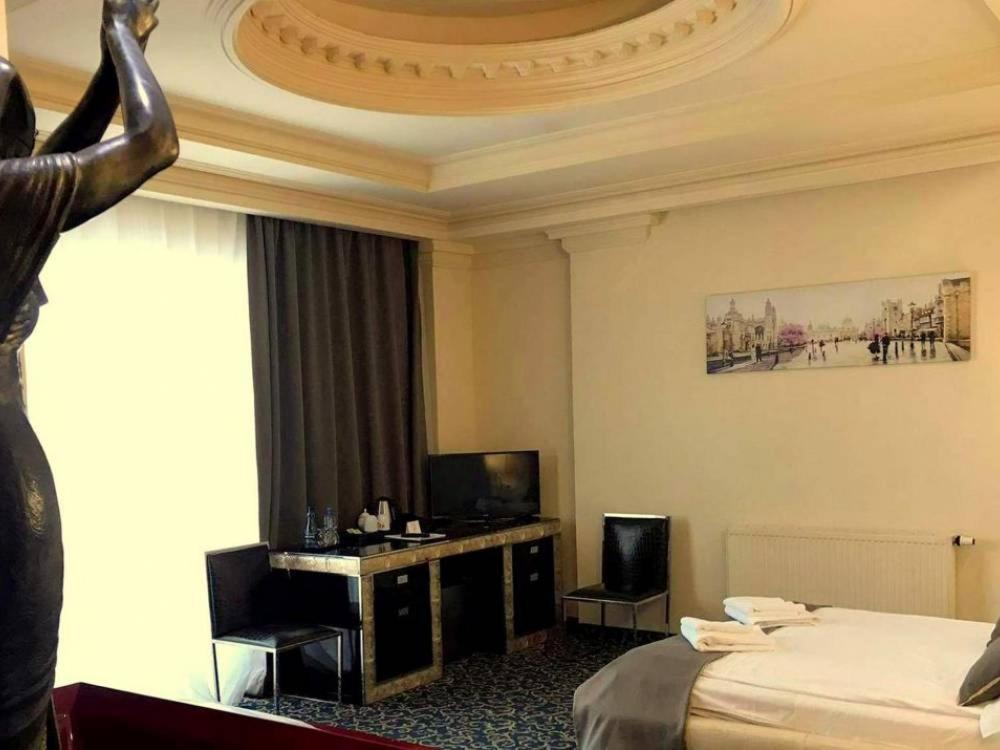 Hotel Venecia Palace Михаловице Экстерьер фото