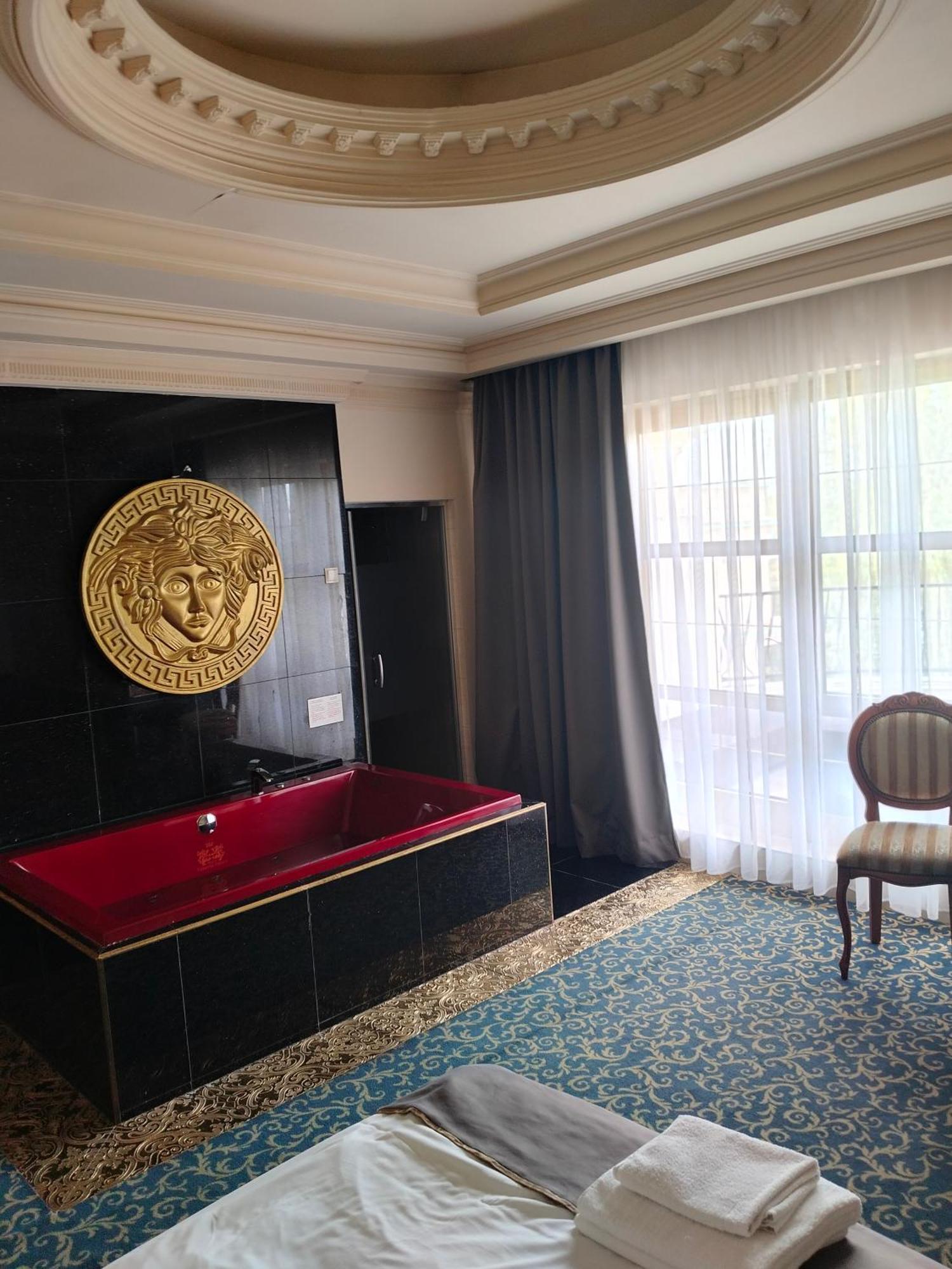 Hotel Venecia Palace Михаловице Экстерьер фото